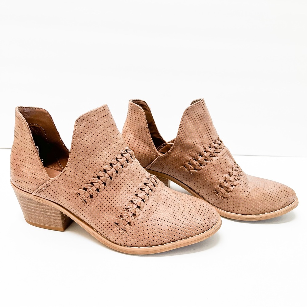 UNIVERSAL THREAD Tan Ankle Boots with Top Detail & Block Heel. Size 6